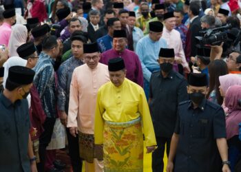 Sultan Kedah, Sultan Sallehuddin Sultan Badlishah diiringi Anwar Ibrahim dan Muhammad Sanusi Md. Nor ketika hadir di Rumah Terbuka Aidilfitri Malaysia Madani, di Alor Setar, Kedah baru-baru ini.