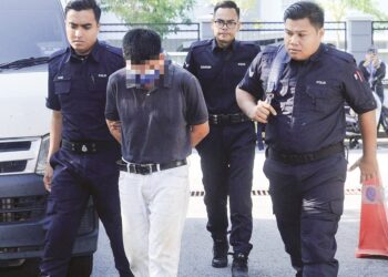 SEORANG mekanik yang didakwa merogol dan melakukan amang seksual terhadap anak kandungnya dibawa ke Mahkamah Sesyen Seremban, April lalu. – MINGGUAN/MOHD. SHAHJEHAN MAAMIN