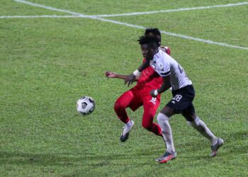 Penyerang TFC II, Jordan Mintah, cuba melepaskan diri dari kawalan pertahanan Sarawak United, Zahril Azri Zabri ketika pertemuan kedua-dua pasukan di Stadium Sultan Ismail Nasiruddin Shah, sebentar tadi.- Foto PUQTRA HAIRRY ROSLI