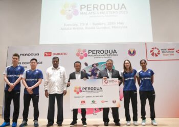 MOHAMAD NORZA ZAKARIA (tengah) dan Zainal Abidin Ahmad (tiga kanan) bersama dua beregu negara pada Sidang Media Kejohanan Badminton Malaysia Masters 2023 di Bukit Kiara, Kuala Lumpur, semalam. - Ihsan BAM