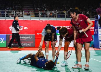 M Thinaah terbaring selepas perlawanan final beregu wanita Malaysia Masters 2023 berakhir yang menyaksikan kemenangan berpihak kepada gandingan Korea Selatan,  Baek Ha Na-Lee So Hee di Axiata Arena di sini, hari ini.-UTUSAN/SHIDDIEQIIN ZON