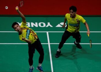 AKSI Wan Arif Wan Junaidi-Muhammad Haikal Nazri ketika menentang pasangan Indonesia, Fajar Alfian-Muhammad Rian Ardianto pada suku akhir Malaysia Masters di Axiata Arena, Bukit Jalil kelmarin.  
–MINGGUAN/AMIR KHALID
