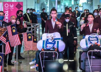 AARON Chia dan Soh Wooi Yik selamat tiba di tanah air hari ini selepas meraih pingat gangsa Sukan Olimpik Tokyo 2020 bersama  atlet memanah, olahraga dan menembak dengan disambut oleh Timbalan Menteri Belia dan Sukan, Wan Ahmad Fayhsal Wan Ahmad Kamal. - IHSAN MAJLIS SUKAN NEGARA