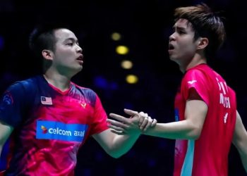 AARON Chia (kiri) dan Soh Wooi Yik melepasi halangan pertama Jelajah Dunia Akhir BWF di Bangkok hari ini.