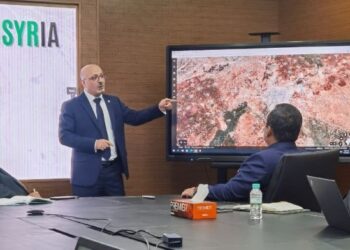 MOHD. Ghiath Ibrahim memberikan taklimat mengenai perkembangan gempa dirasai di Syria kepada pegawai Kementerian Luar semalam. - FOTO/IHSAN WISMA PUTRA