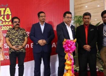 SULAIMAN Md. Ali (tiga dari kanan) merasmikan Pesta Buku Melaka 2022 di The Shore Shopping Gallery, Banda Hilir, Melaka. - FOTO/MUHAMMAD SHAHIZAM TAZALI