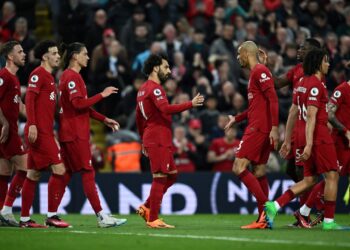 JURGEN Klopp menegaskan Mohamed Salah (tengah) akan kekal di Anfield tetapi tidak menghalang jika ada pemain lain mahu meninggalkan Anfield.