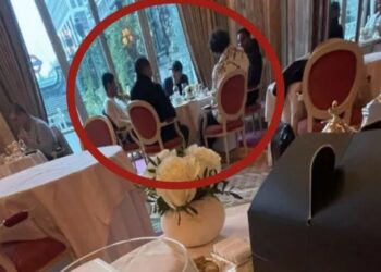 Bintang Liverpool, Mohamed Salah dilihat bertemu Presiden PSG, Nasser Al-Khelaifi di sebuah restoran di London awal bulan ini.