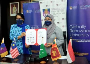 ROZIAH Mohd. Janor (kanan) bersama Massila menunjukkan MoU yang ditandatangani bersama 11 institusi bagi merapatkan jurang komunikasi dan media yang diadakan menerusi aplikasi Zoom hari ini.