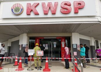 PENCARUM beratur di Pejabat KWSP untuk memohon pengeluaran i-Citra di Teluk Intan, Perak. – UTUSAN/AIN SAFRE BIDIN