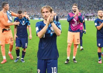 LUKA Modric (depan) memberi penghormatan kepada penonton di Stadium Lusail, Doha selepas Croatia tumpas 0-3 kepada Argentina pada separuh akhir Piala Dunia 2022 semalam.