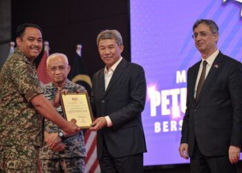 MOHAMAD Hasan menyampaikan sijil penghargaan kepada salah seorang penerima pada Majlis Penghargaan Tim Misi Operasi Starlight II di Dewan Perkasa, Wisma Perwira Angkatan Tentera Malaysia, Kuala Lumpur, semalam. Turut sama Panglima Angkatan Tentera, Jeneral Tan Sri Affendi Buang (dua dari kiri) dan Ketua Setiausaha Kementerian Pertahanan, Datuk Seri Muez Abd. Aziz (kiri). - FOTO/FAIZ ALIF ZUBIR