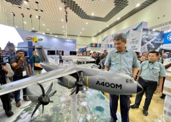 Mohamad Hasan meninjau persiapan akhir LIMA23 di  Pusat Pameran Antarabangsa Mahsuri (MIEC) Langkawi, semalam. – UTUSAN/SHAHIR NOORDIN