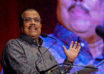 MOHAMED Mustafa Ishak berucap pada sidang 13: Peranan Institusi Pengajian Tinggi dalam Peningkatan Bahasa Melayu sempena Simposium Pengantarabangsaan Bahasa Melayu di Dewan Bahasa dan Pustaka, Kuala Lumpur, hari ini. - FOTO/FARIZ RUSADIO