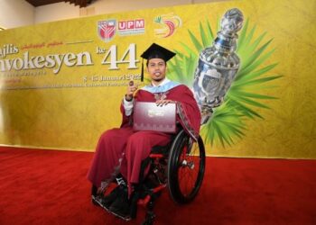 MUHAMMAD Kamal Ishak selepas majlis Konvokesyen Universiti Putra Malaysia ke-44 di Serdang, semalam.