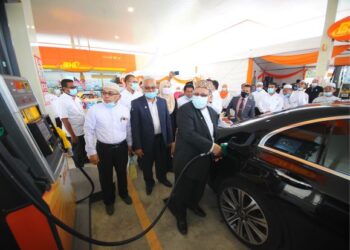 MOHD. Amar Abdullah mengisi minyak kereta dinaikinya selepas merasmikan Stesen Minyak BHP Yayasan Islam Kelantan di Bandar Baru Tunjung, Kota Bharu, Kelantan hari ini. - FOTO/ZULHANIFA SIDEK