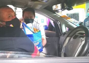 MOHD. Rashidi Ruslan (kanan) menyampaikan sumbangan Bakul Prihatin kepada wakil media pada program Bantuan Bakul Prihatin di Teater Shah Alam Seksyen 14 Shah Alam Selangor. - UTUSAN/ABDUL RAZAK IDRIS