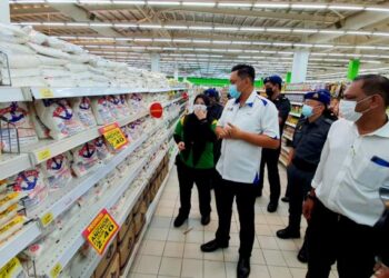 MOHD. Ridzuan Ab. Ghapar (tengah) meninjau bekalan makanan dan keperluan asas pengguna di sebuah pasar Raya besar di Bayan Baru, Georgetown, Pulau Pinang semalam. - UTUSAN/NOOR HASLIZA NUSI