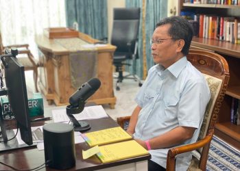 MOHD. Shafie Apdal menjawab soalan wartawan Utusan Malaysia, Mohd. Fadhli Mohd. Sulaiman melalui aplikasi Zoom di Kuala Lumpur, semalam.