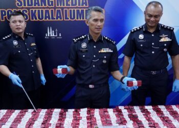 MOHD. Shuhaily Mohd. Zain (tengah) menunjukkan antara dadah jenis ekstasi dan erimin 5 yang dirampas membabitkan nilai RM3.2 juta di Ibu pejabat Polis Kontinjen Kuala Lumpur, hari ini. -UTUSAN/FAUZI BAHARUDIN