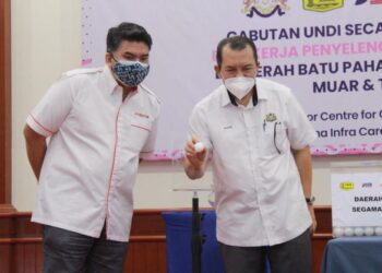 MOHD. Solihan Badri (kanan) melakukan cabutan undi sempena Program Kongsi Kerja Cabutan Undi Secara Maya Bagi Kerja Penyelenggaraan Jalan Seluruh Johor di Dewan JKR Muar, Johor. -FOTO/NUR ALINA HASSAN