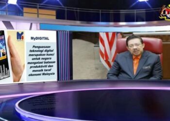 MOHD. Zuki Ali berucap melancarkan Persidangan Digital Sektor Awam Tahun 2021 secara maya.