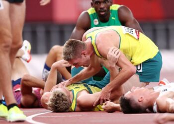 EDRIC Dubler (kanan) meneruskan larian 1,500m dalam saingan dekatlon biarpun cedera untuk menaikkan semangat Ash Moloney yang akhirnya meraih gangsa.