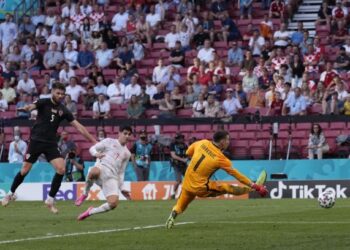 ALVARO Morata menghadiahkan golnya pada minit ke-100 khusus untuk isteri, anak, keluarga dan penyokongnya. - AFP