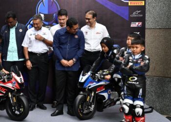 Ahmad Faizal Azumu (tengah) sedang bertanyakan sesuatu dengan Fatihah Balqish Mohd Fauzi pada Majlis Pelancaran Mini GP Malaysia musim ketiga di Putrajaya, semalam. - Gambar ihsan SIC