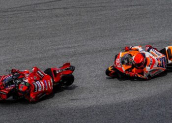 Francesco Bagnaia (kiri)  dan Marc Marque dalam sesi kelayakan Grand Malaysia di Litar Antarabangsa Sepang, semalam. - UTUSAN/SHIDDIEQIIN ZON