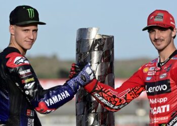 Francesco Bagnaia (kanan) dan Fabio Quartararo bergambar bersama trofi MotoGP dunia menjelang perlumbaan terakhir musim 2022 di Grand Prix Valencia esok.