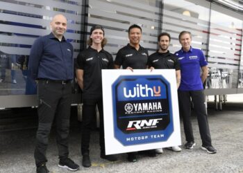 RAZLAN Razali (tengah) bersama pasukan WithU yang menjadi penaja utama RNF Racing Team.