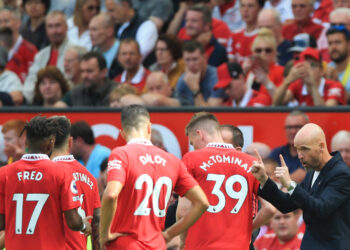 ERIK Ten Hag (kanan) memberi arahan kepada pemainnya ketika menentang Brighton di Old Trafford, malam tadi. -AFP