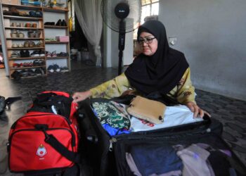 SALMY Melati  Abdullah bersiap-sedia dengan keperluan untuk ke Mekah di Johor Bahru, semalam. – UTUSAN/RAJA JAAFAR ALI