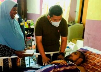 SEBERANMG PERAI 16 SEPTEMBER 2020 - Ketua Pemuda UMNO Bahagian Nibong Tebal, Mohd. Norhiesam Ismail(kanan, berdiri) ketika melawat Mohammad Nabill Sajid di rumahnya di Bandar Tasek Mutiara, Seberang Perai Selatan (SPS), Pulau Pinang baru-baru ini. PEMBERITA-MOHD KHUZAIRI ISMAIL