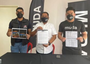 MOHD. Azrol Ab. Rahani (tengah) bersama ahli Muda menunjukkan kelulusan permit yang diperolehi serta gambar ceramah BN yang melanggar SOP pada sidang akhbar di Bilik Gerakan Muda DUN Bukit Permai, Kulai, Johor.
