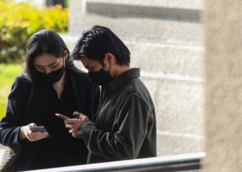 Muhammad Nur Taufiq (kanan) didenda RM7,000 kerana membuat penghantaran komunikasi bersifat mengancam tahun lalu.