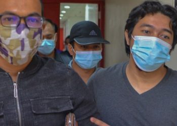 MUHAMMAD Rasydan Ismail (tengah) didakwa atas kesalahan mengemukakan tuntutan palsu bernilai RM16,344 di Mahkamah Sesyen Kuala Terengganu hari ini. - FOTO/PUQTRA HAIRRY ROSLI