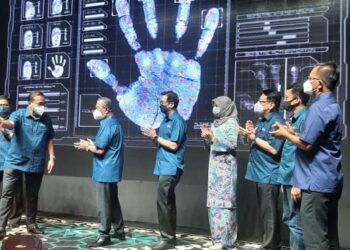 MUHYIDDIN Yassin (tengah) ketika Majlis Makan Tengah Hari PN di Ayer Keroh, Melaka.