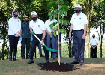 MUHYIDDIN Yassin menanam pokok merbau di kediaman rasmi beliau di Seri Perdana pada 5 Januari lalu sempena Kempen Penanaman 100 Juta Pokok.