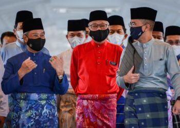 MUHYIDDIN Yassin diiringi Menteri Kanan (Keselamatan) Datuk Seri Ismail Sabri Yaakob (tengah) dan Menteri Kewangan, Tengku Datuk Seri Zafrul Tengku Abdul Aziz (kanan) sebelum pembentangan Belanjawan 2021 di Parlimen, Kuala Lumpur, semalam. – FOTO IHSAN JABATAN PENERANGAN