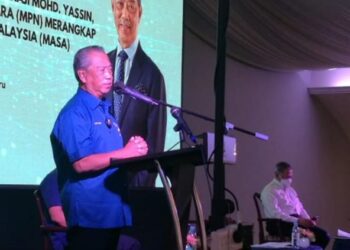 MUHYIDDIN Yassin ketika berucap pada Sesi Dialog Menteri-Menteri berkaitan Ekonomi Bersama Pengerusi MPN di Pulai Spring Resort, Johor Bahru.