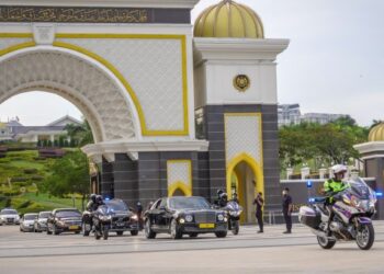 YANG di-Pertuan Agong, Al-Sultan Abdullah Ri’ayatuddin Al-Mustafa Billah Shah meninggalkan Istana Negara di Kuala Lumpur, semalam selepas mengadakan mesyuarat khas bersama Raja-Raja Melayu mengenai cadangan Perdana Menteri mengenakan perintah darurat di negara ini. – UTUSAN/FARIZ RUSADIO
