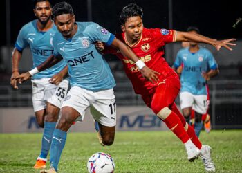 PEMAIN tengah Selangor, Mukairi Ajmal mengasak pemain PJ City.- IHSAN Selangor FC