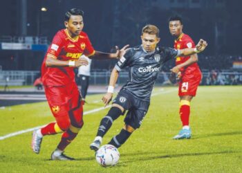 Mukhairi Ajmal Mahadi (kiri) bersaing dengan pemain sayap Terengganu FC, Faisal Halim ketika berentap pada separuh akhir pertama Piala Malaysia di Petaling Jaya, Rabu lalu. – UTUSAN/FARIZ RUSADIO