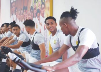 Mukhairi Ajmal (dua, kanan) berbual dengan Mohamadou Sumareh ketika menjalani latihan skuad Harimau Malaya menjelang pertemuan dengan  Thailand dalam Piala Raja Thailand ke-48 di Chiang Mai esok.  - IHSAN FAM