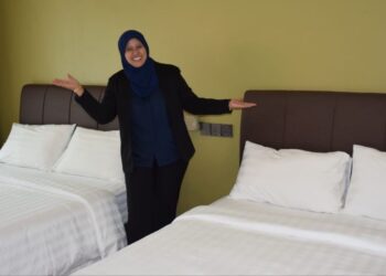 Munirah Mustapa menunjukkan salah sebuah bilik Chemerkaw Village Camp Resort.
