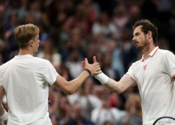 PEMAIN Kanada, Denis Shapovalov (kiri) bersalam dengan Andy Murray dari Britain selepas memenangi pertandingan pusingan ketiga perseorangan lelaki pada hari kelima Kejuaraan Wimbledon 2021 di The All England Tennis Club, Wimbledon, London, semalam. - AFP