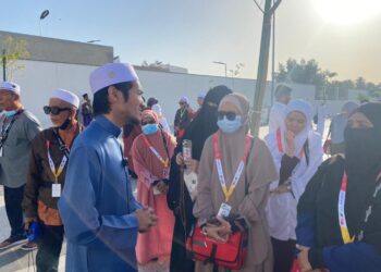 LUQMAN Zailani memberi penerangan mengenai Masjid Quba kepada para jemaah haji Malaysia di Madinah baru-baru ini.