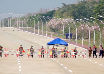 ANGGOTA tentera menutup jalan ke Parlimen di Naypyidaw semalam selepas tentera Myanmar merampas kuasa dan menahan beberapa pemimpin negara itu termasuk Presidennya, Win Myint dan Aung San Suu Kyi. – STR/AFP